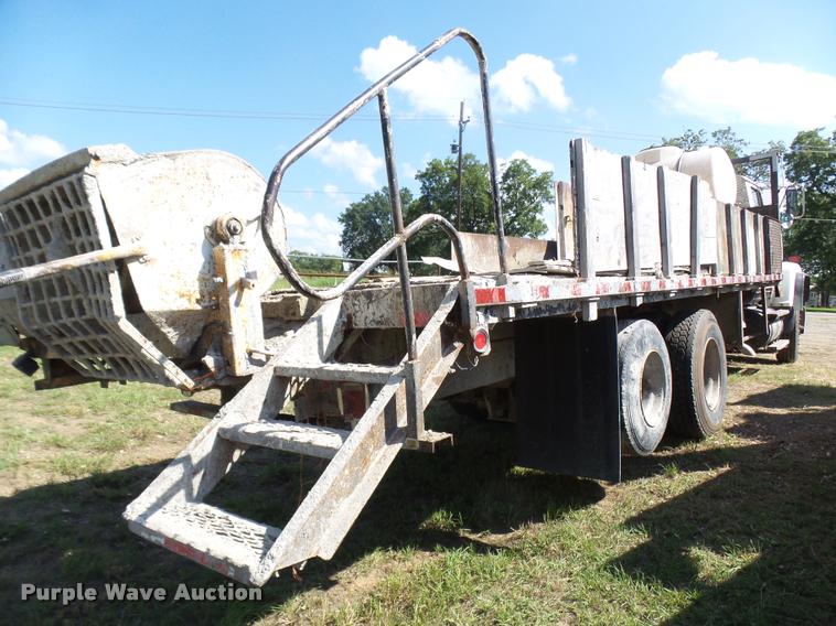 image for item L1596 1990 Ford L8000 flatbed truck