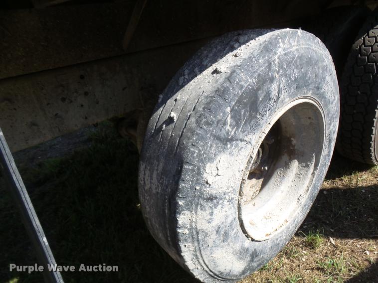 image for item L1596 1990 Ford L8000 flatbed truck