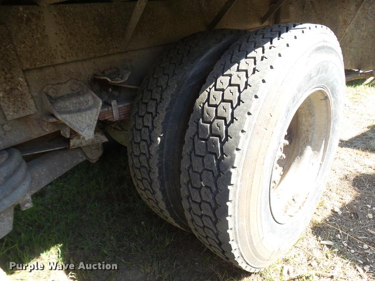 image for item L1596 1990 Ford L8000 flatbed truck