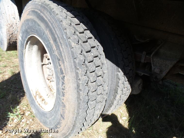 image for item L1596 1990 Ford L8000 flatbed truck