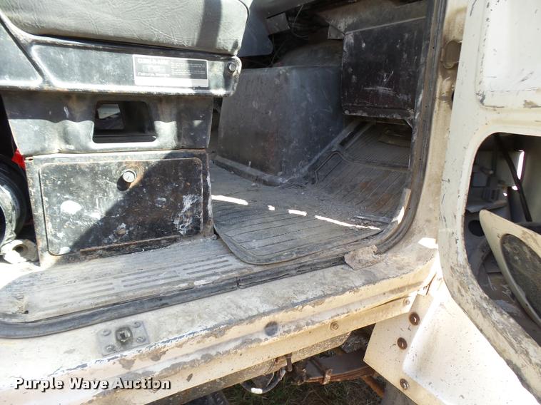 image for item L1596 1990 Ford L8000 flatbed truck