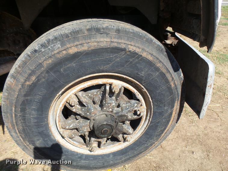 image for item L1596 1990 Ford L8000 flatbed truck