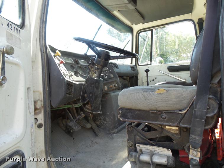 image for item L1596 1990 Ford L8000 flatbed truck