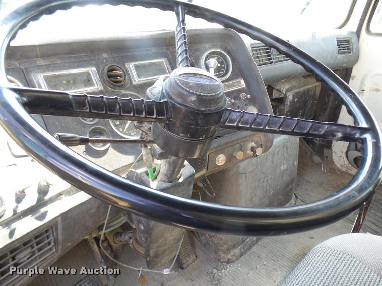 image for item L1596 1990 Ford L8000 flatbed truck