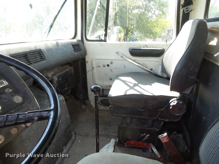 image for item L1596 1990 Ford L8000 flatbed truck