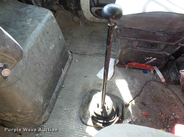 image for item L1596 1990 Ford L8000 flatbed truck