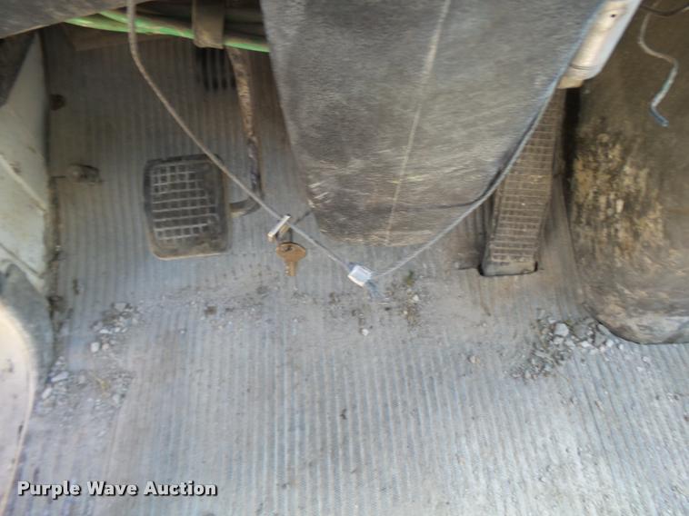 image for item L1596 1990 Ford L8000 flatbed truck