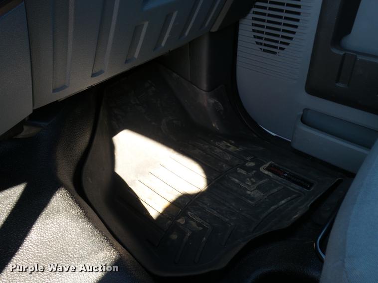 image for item L2687 2015 Ford F450 Super Duty Crew Cab flatbed pickup truck