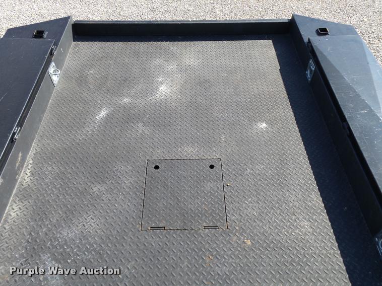 image for item L2687 2015 Ford F450 Super Duty Crew Cab flatbed pickup truck