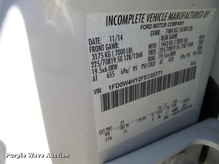 image for item L2687 2015 Ford F450 Super Duty Crew Cab flatbed pickup truck