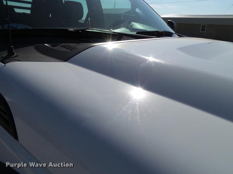 image for item L2687 2015 Ford F450 Super Duty Crew Cab flatbed pickup truck