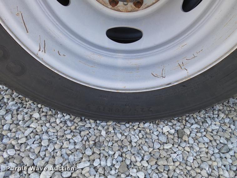 image for item L2687 2015 Ford F450 Super Duty Crew Cab flatbed pickup truck