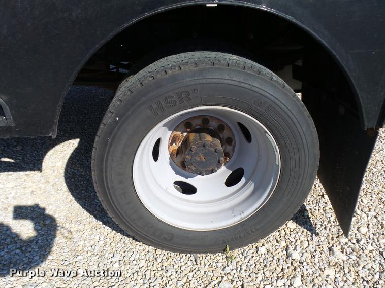 image for item L2687 2015 Ford F450 Super Duty Crew Cab flatbed pickup truck