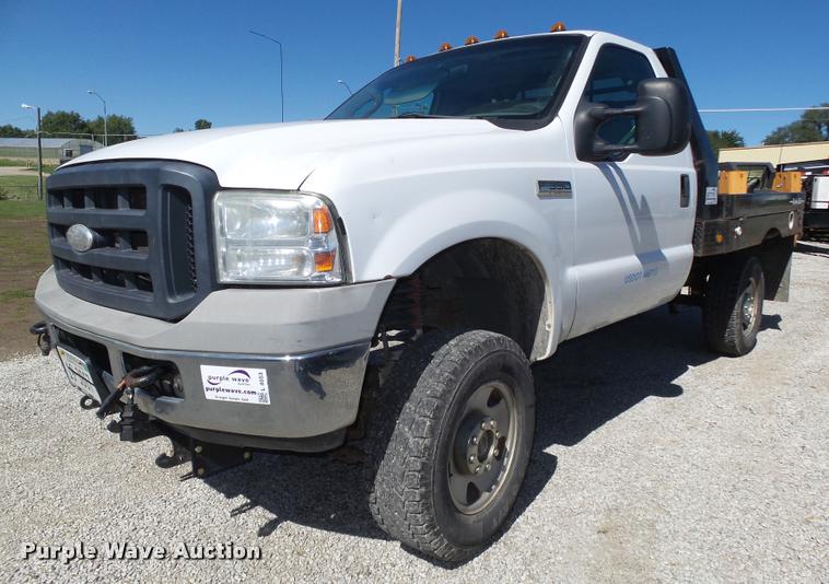 image for item L4053 2006 Ford F350 Super Duty XL pickup truck cab and chassis