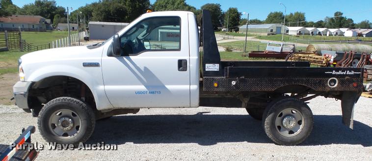 image for item L4053 2006 Ford F350 Super Duty XL pickup truck cab and chassis