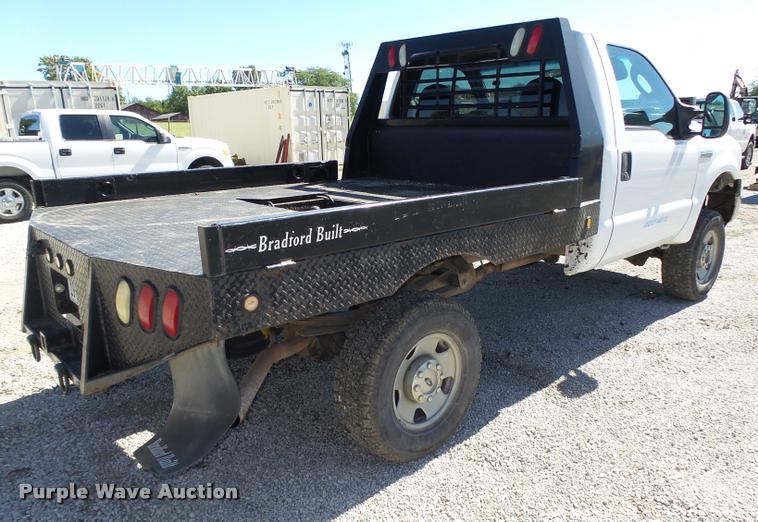 image for item L4053 2006 Ford F350 Super Duty XL pickup truck cab and chassis