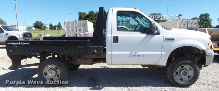 image for item L4053 2006 Ford F350 Super Duty XL pickup truck cab and chassis