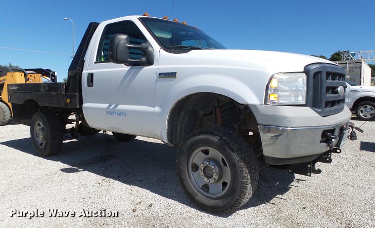 image for item L4053 2006 Ford F350 Super Duty XL pickup truck cab and chassis