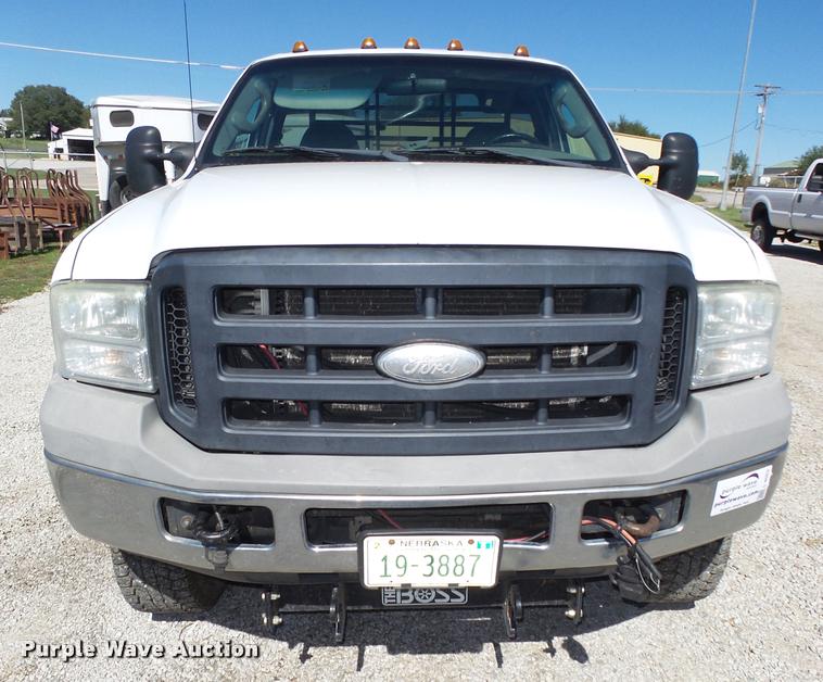 image for item L4053 2006 Ford F350 Super Duty XL pickup truck cab and chassis