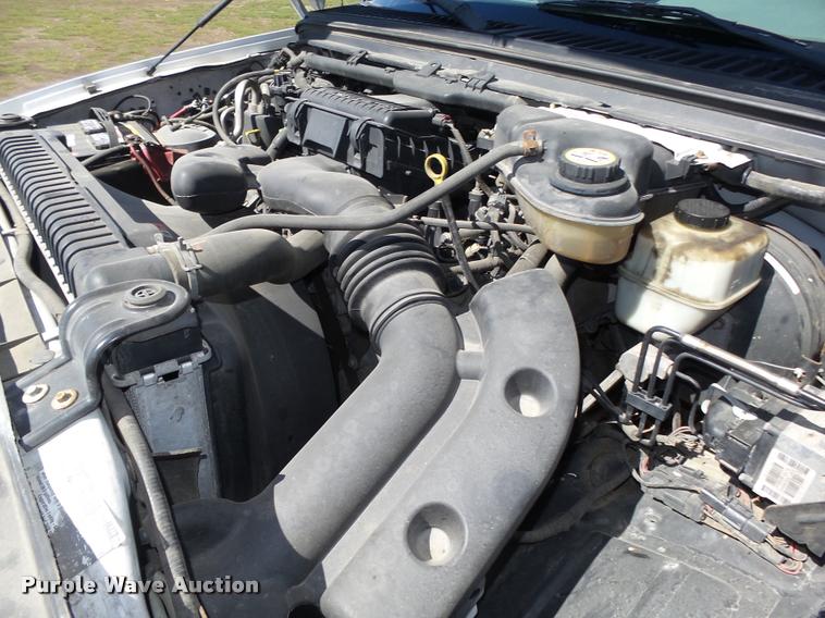 image for item L4053 2006 Ford F350 Super Duty XL pickup truck cab and chassis