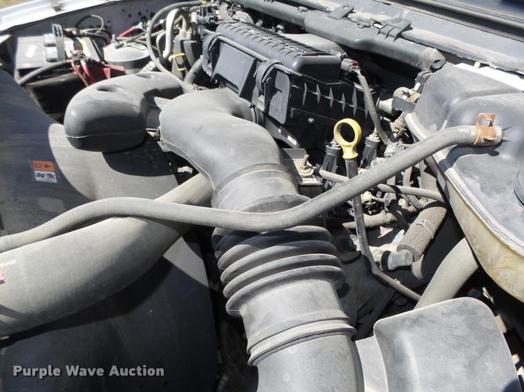 image for item L4053 2006 Ford F350 Super Duty XL pickup truck cab and chassis