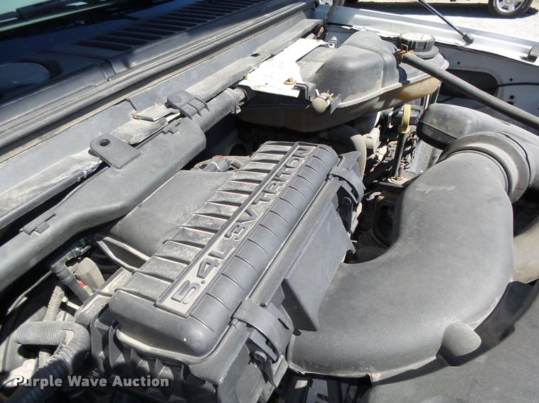 image for item L4053 2006 Ford F350 Super Duty XL pickup truck cab and chassis