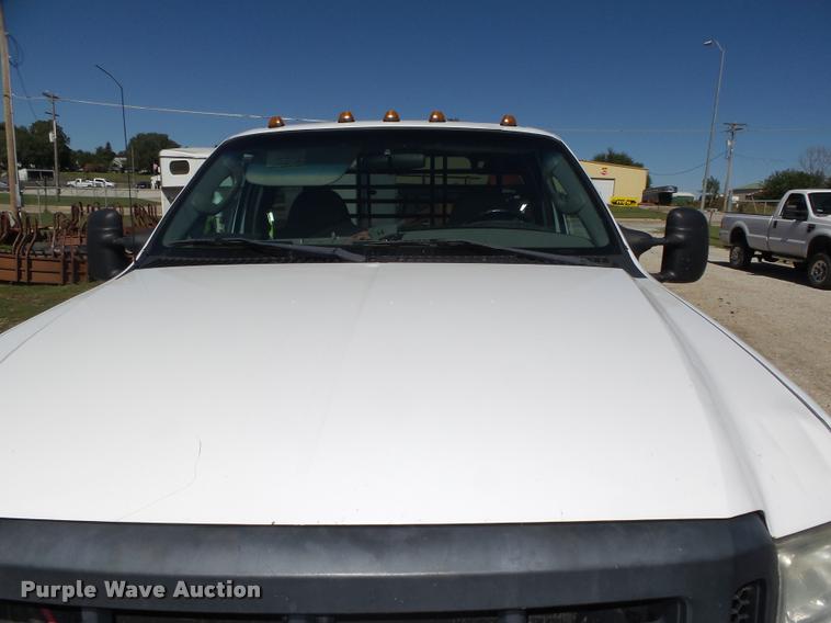 image for item L4053 2006 Ford F350 Super Duty XL pickup truck cab and chassis