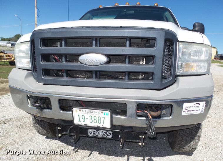 image for item L4053 2006 Ford F350 Super Duty XL pickup truck cab and chassis