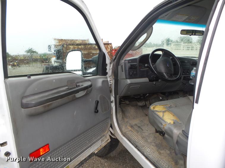 image for item L4053 2006 Ford F350 Super Duty XL pickup truck cab and chassis