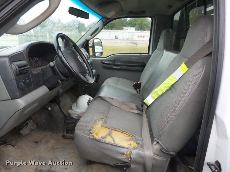 image for item L4053 2006 Ford F350 Super Duty XL pickup truck cab and chassis