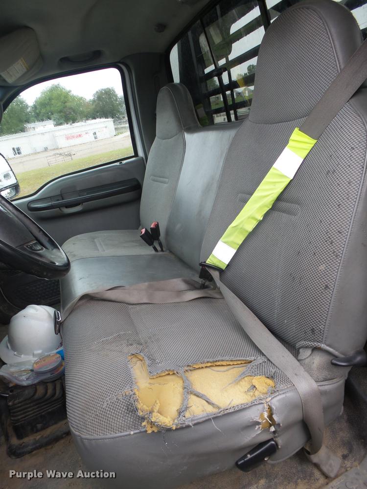 image for item L4053 2006 Ford F350 Super Duty XL pickup truck cab and chassis