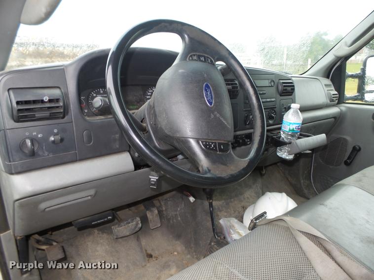 image for item L4053 2006 Ford F350 Super Duty XL pickup truck cab and chassis