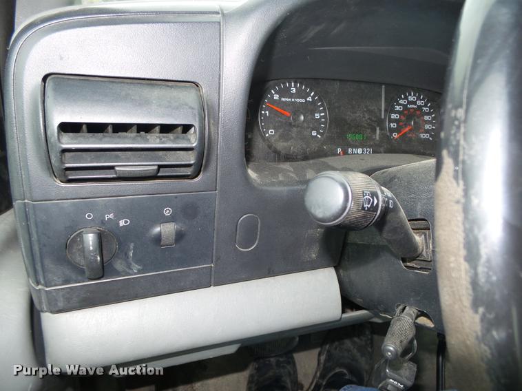 image for item L4053 2006 Ford F350 Super Duty XL pickup truck cab and chassis