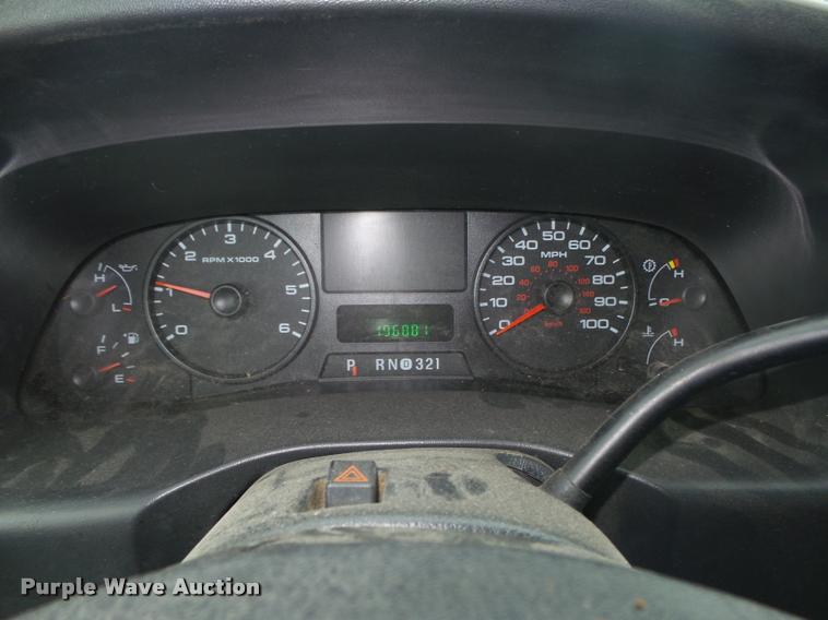 image for item L4053 2006 Ford F350 Super Duty XL pickup truck cab and chassis