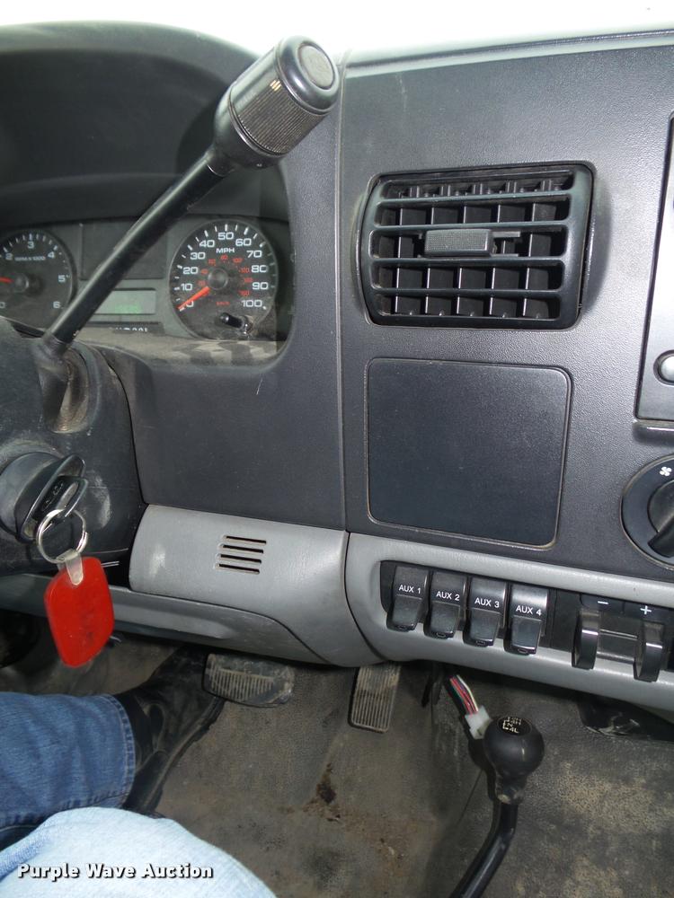 image for item L4053 2006 Ford F350 Super Duty XL pickup truck cab and chassis