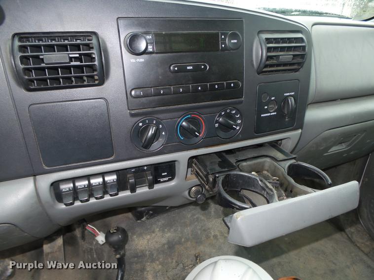 image for item L4053 2006 Ford F350 Super Duty XL pickup truck cab and chassis