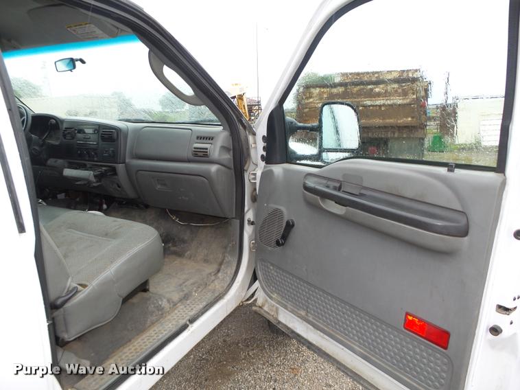 image for item L4053 2006 Ford F350 Super Duty XL pickup truck cab and chassis