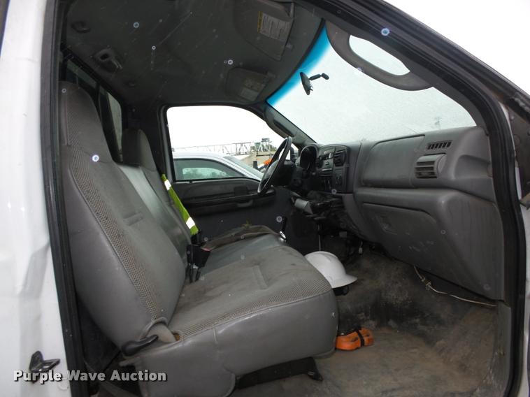 image for item L4053 2006 Ford F350 Super Duty XL pickup truck cab and chassis