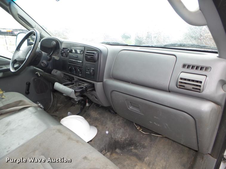 image for item L4053 2006 Ford F350 Super Duty XL pickup truck cab and chassis