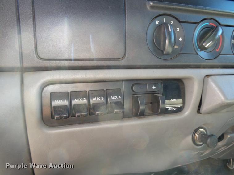 image for item L4053 2006 Ford F350 Super Duty XL pickup truck cab and chassis