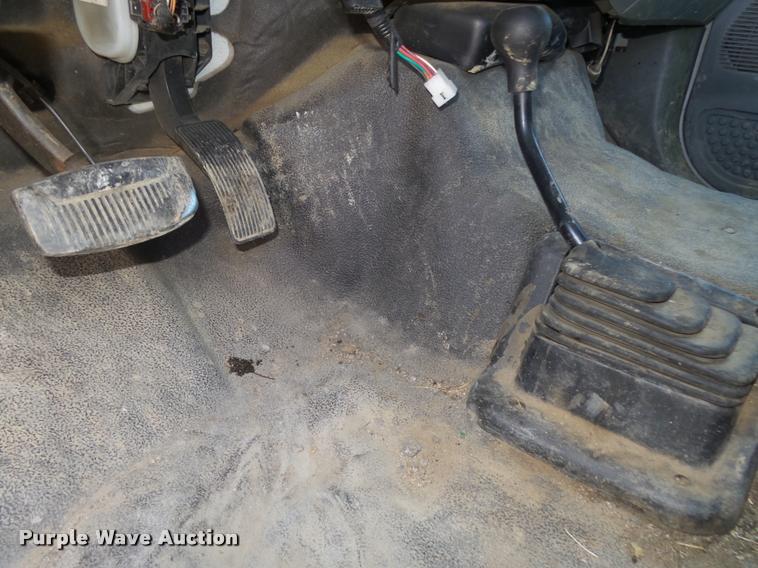 image for item L4053 2006 Ford F350 Super Duty XL pickup truck cab and chassis