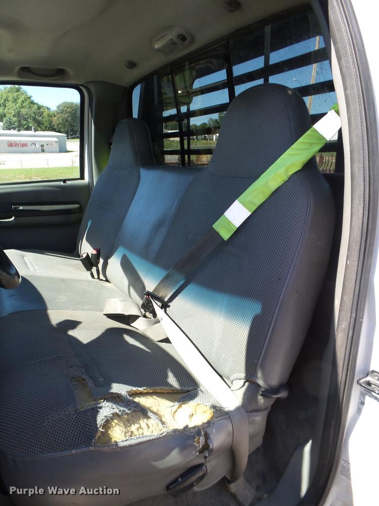 image for item L4053 2006 Ford F350 Super Duty XL pickup truck cab and chassis