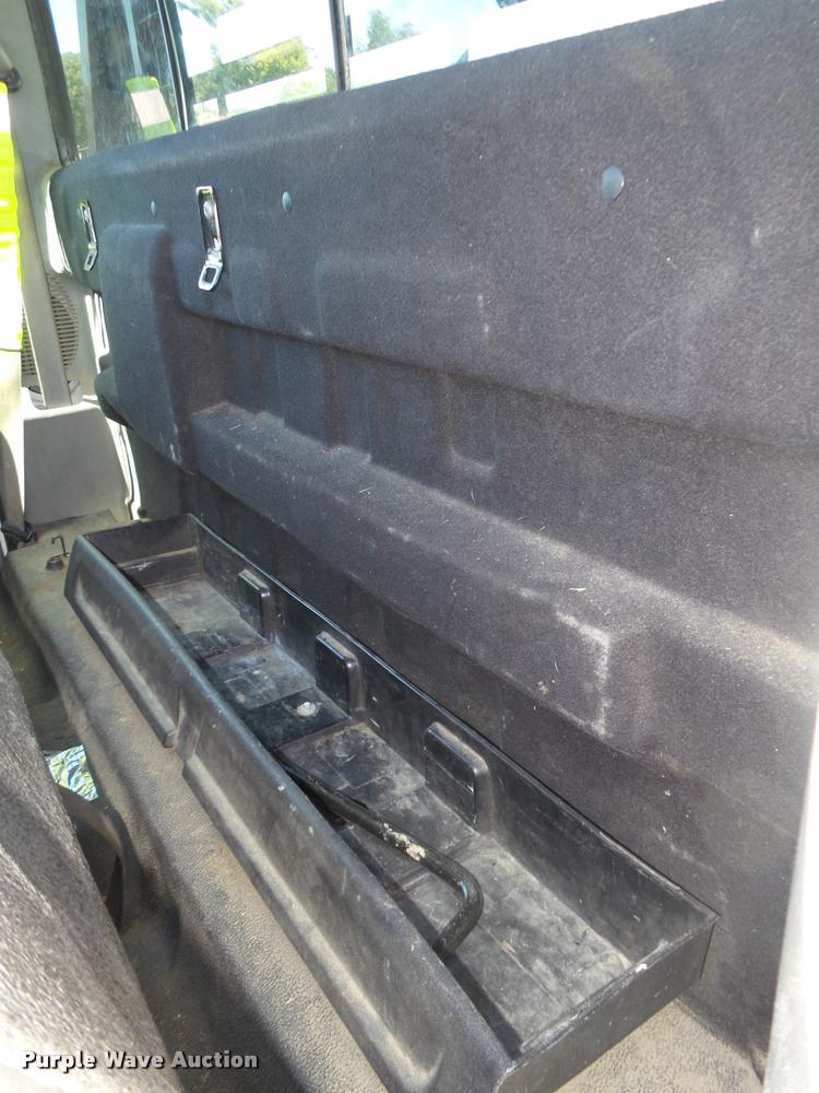 image for item L4053 2006 Ford F350 Super Duty XL pickup truck cab and chassis