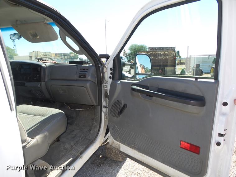 image for item L4053 2006 Ford F350 Super Duty XL pickup truck cab and chassis