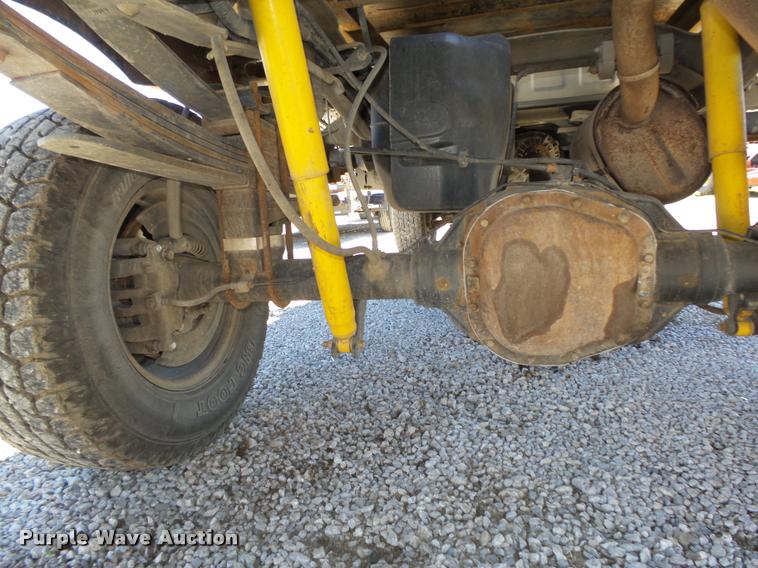 image for item L4053 2006 Ford F350 Super Duty XL pickup truck cab and chassis