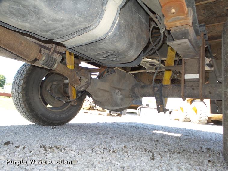 image for item L4053 2006 Ford F350 Super Duty XL pickup truck cab and chassis