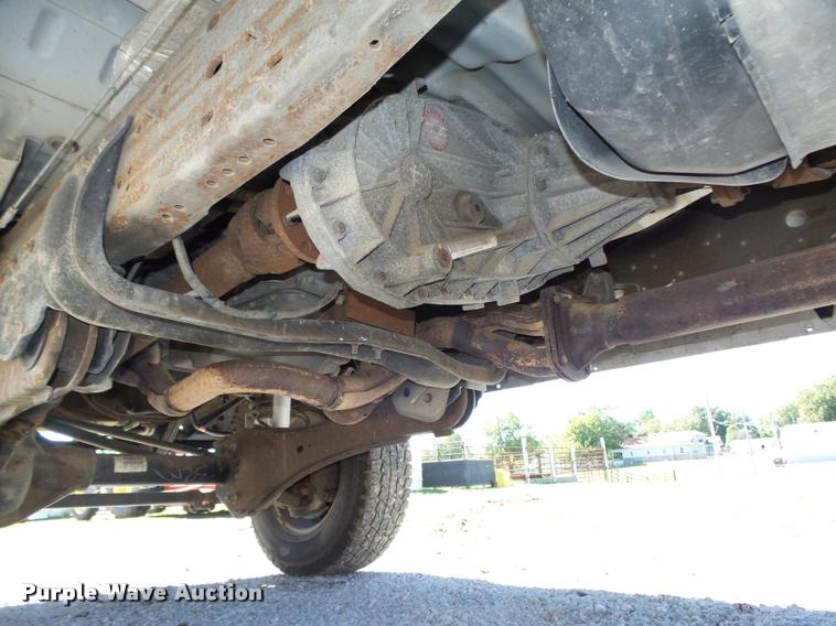 image for item L4053 2006 Ford F350 Super Duty XL pickup truck cab and chassis