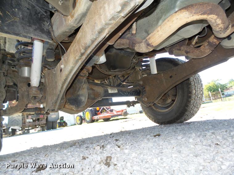 image for item L4053 2006 Ford F350 Super Duty XL pickup truck cab and chassis