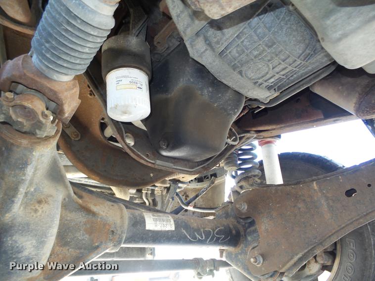 image for item L4053 2006 Ford F350 Super Duty XL pickup truck cab and chassis