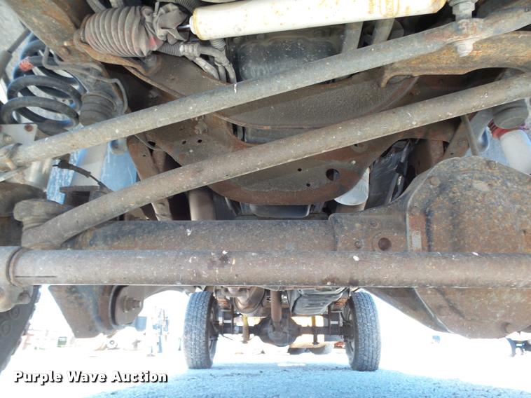 image for item L4053 2006 Ford F350 Super Duty XL pickup truck cab and chassis